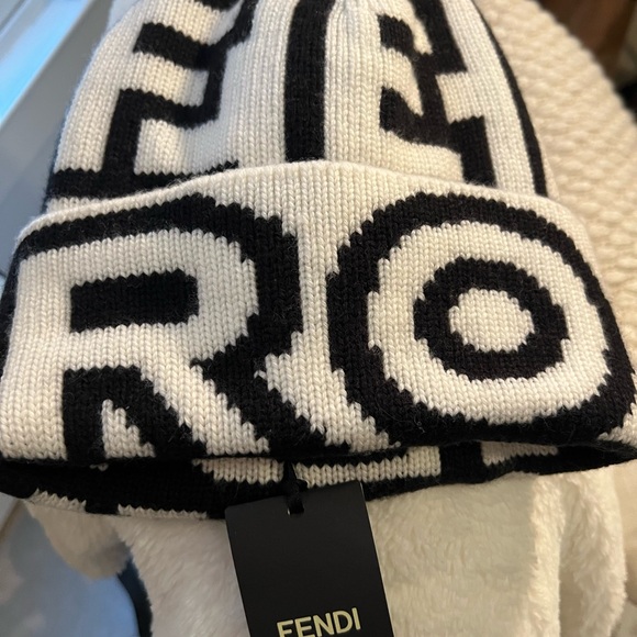 FENDI Monochrome Logo Beanie - Picture 2 of 3